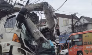 Xe tải chở 12 tấn cà phê tự trôi, tông gãy trụ điện và nhiều phương tiện