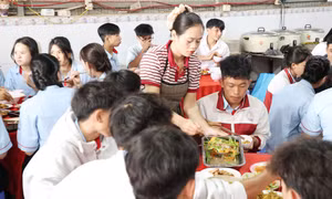 Sĩ tử vùng sâu Lâm Đồng được tiếp sức bữa cơm 0 đồng