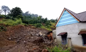 Đất nứt dài 300m, 450 người ở Lâm Đồng phải sơ tán
