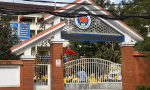 Cơ quan chức năng cưỡng chế thi hành án ngay cổng trường khiến học sinh phải nghỉ học