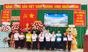 Học bổng hàng trăm triệu đồng trao tay học sinh vùng biên Lâm Đồng