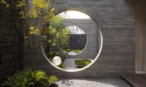 Thiết kế sân vườn villa thú vị với cổng vòm và cây xanh lơ lửng 