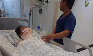 Hiện em H. đang cấp cứu tại Bệnh viện Nhi đồng TP.HCM.