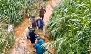 Huy động hàng trăm người tìm nữ sinh lớp 6 bị nước cuốn trôi mất tích