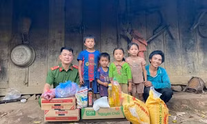 Chiến sĩ công an ở Điện Biên chăm nuôi hơn 20 em nhỏ