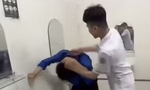 Em T. liên tục bị bạn học đánh tại nhà vệ sinh của trường.