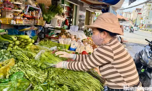 'Bỏng tay' với giá rau sau mưa ngập 