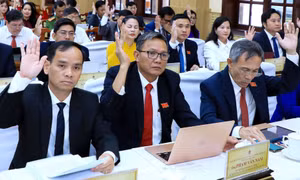 Vết nứt dài trên quốc lộ 28, đoạn qua xã Sơn Điền.