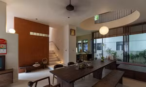 Cắt bớt sàn nhà, tạo khoảng thông tầng kết nối cả gia đình