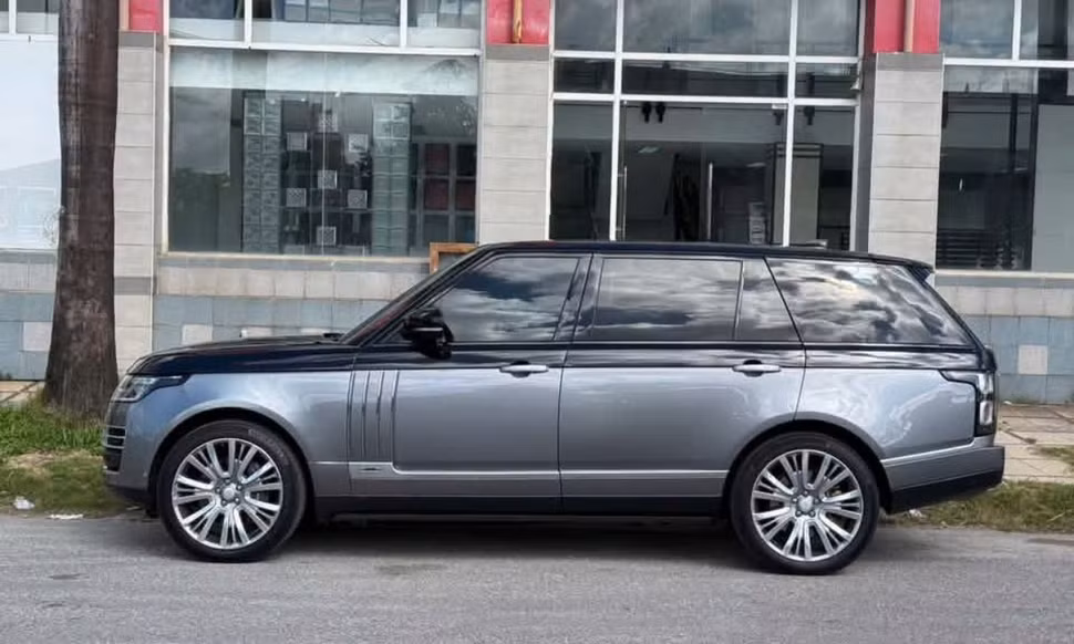 Showroom xe sang rao bán 'cắt lỗ' cả tỷ đồng