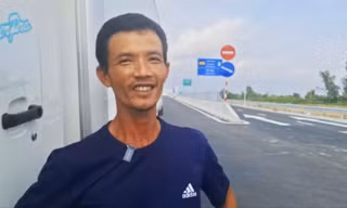 Tài xế 'vui như Tết' khi lần đầu đi cao tốc về Cà Mau