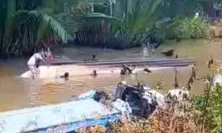 Lật vỏ lãi ở Cà Mau, 6 khách du lịch rơi xuống sông 