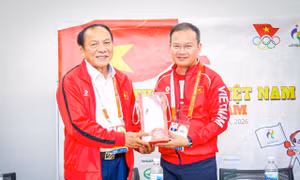 Chủ tịch Ủy ban Olympic Việt Nam động viên Đoàn Thể thao Việt Nam trước giờ khai mạc Asiad 20