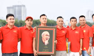 CĐV đội mưa nhuộm đỏ Mỹ Đình, tiếp lửa tuyển Việt Nam trước đại chiến Singapore 