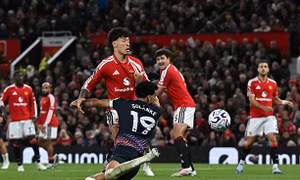 Hàng thủ mắc sai lầm, MU ‘tặng’ điểm cho Tottenham