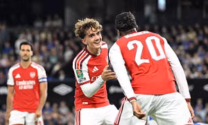 Thần đồng 16 tuổi lập cú đúp, Arsenal thắng tưng bừng ở Cúp Liên đoàn