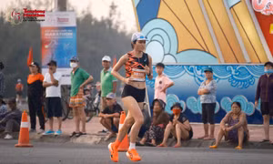 Cuộc đua 'vương miện' hấp dẫn trên đường chạy marathon nữ tại Khánh Hòa