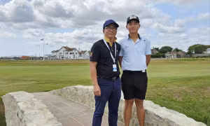 Những người cha đứng phía sau golfer trẻ
