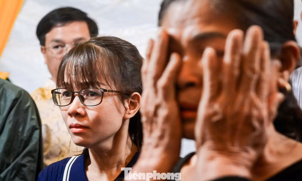 Dòng người đội mưa tiễn biệt Trung tá Trần Văn Tùng