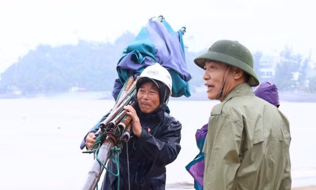 Hơn 1.700 du khách kẹt trên đảo Cát Bà