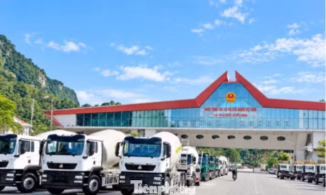 Thông quan cửa khẩu Lạng Sơn cao điểm tới 2.100 xe/ngày