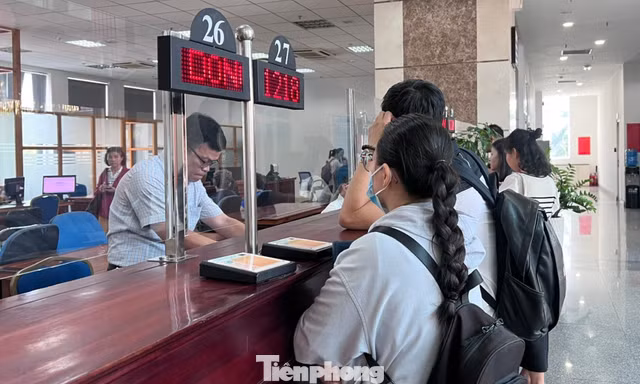 Khổ sở trong vai giám đốc, cú sốc 'tuýt còi' xuất cảnh 
