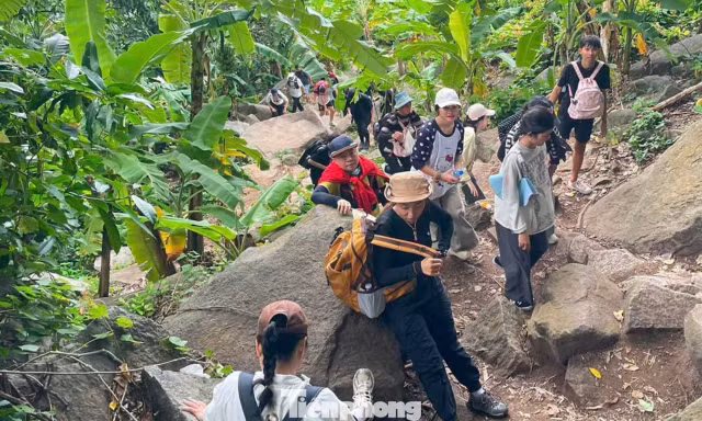 Kẹt đường leo núi Bà Đen