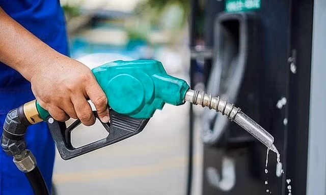 Lập biên bản cửa hàng xăng dầu bán kiểu ‘nhỏ giọt' 