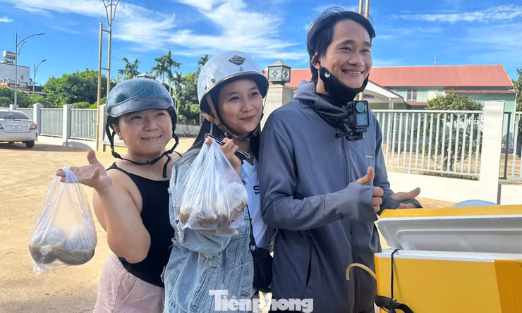 Gặp chàng trai Đắk Lắk bán món lạ gây sốt với clip gần 8 triệu lượt xem