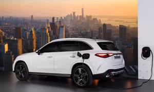 Xe Mercedes bán chạy nhất Việt Nam thêm bản hybrid, giảm giá bản xăng