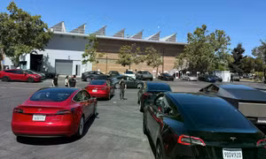 Tesla cho khách ‘xếp hàng online’ để sạc xe điện