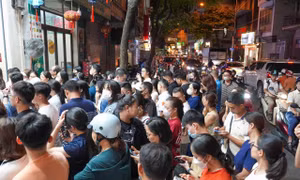 Hà Nội: Đông nghịt người xếp hàng mua bánh trung thu 