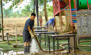 Bãi đá sông Hồng tan hoang sau ngập lụt, bùn phủ dày nửa mét