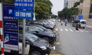 Hà Nội tăng giá trông giữ ô tô vỉa hè, chi phí 'nuôi xe' sẽ ra sao?