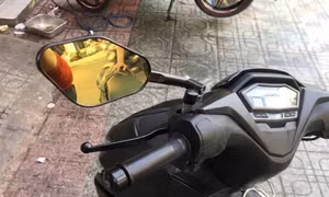 Vì sao xe máy bắt buộc có gương bên trái, còn bên phải thì chỉ khuyến khích?