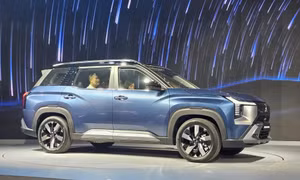  Thân xe đậm chất SUV với các đường gân dập nổi. Trong đó, cột C với họa tiết chạm khắc hình bậc thang độc đáo là một điểm nhấn tạo cảm giá thể thao.