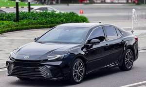 Toyota Camry hybrid có giá mới tại Việt Nam