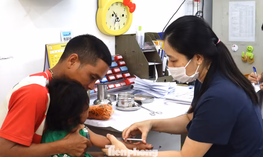 Đi cơ sở, một Phó Giám đốc Sở Đắk Lắk phải 3 lần tiêm vắc xin phòng dại