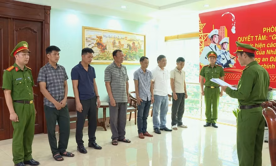 9 cán bộ bảo vệ rừng ở Đắk Lắk nhận tiền để cho hàng trăm khối gỗ qua chốt
