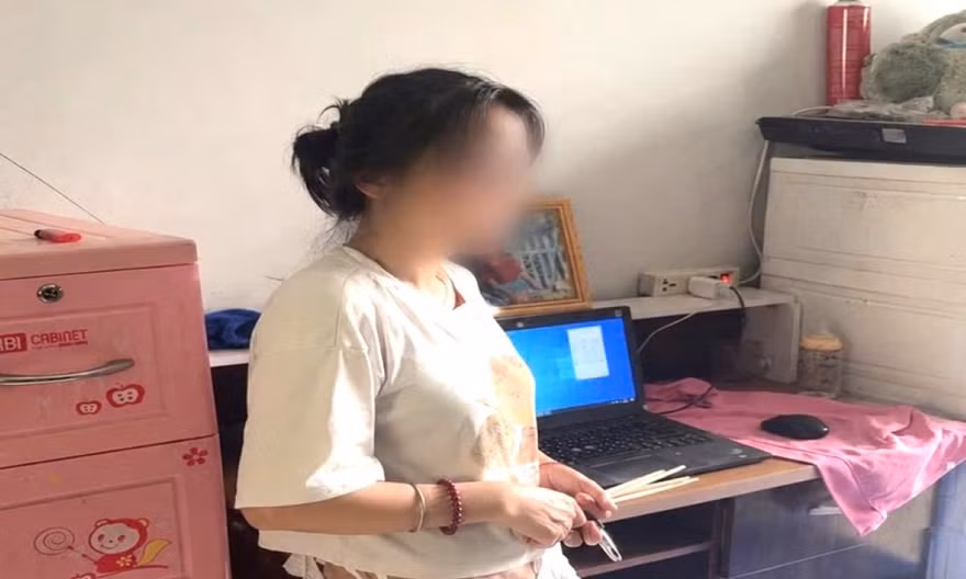 Đột kích bắt quả tang người phụ nữ gọi hàng nghìn cuộc điện thoại, giăng bẫy 'nhận tiền an sinh'