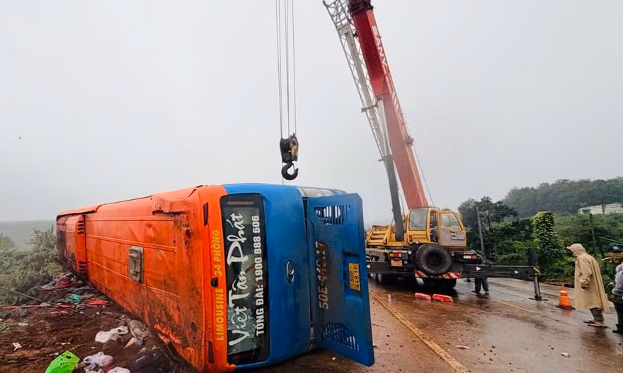 Lật xe khách trên đường tránh Gia Lai, nhiều người thương vong