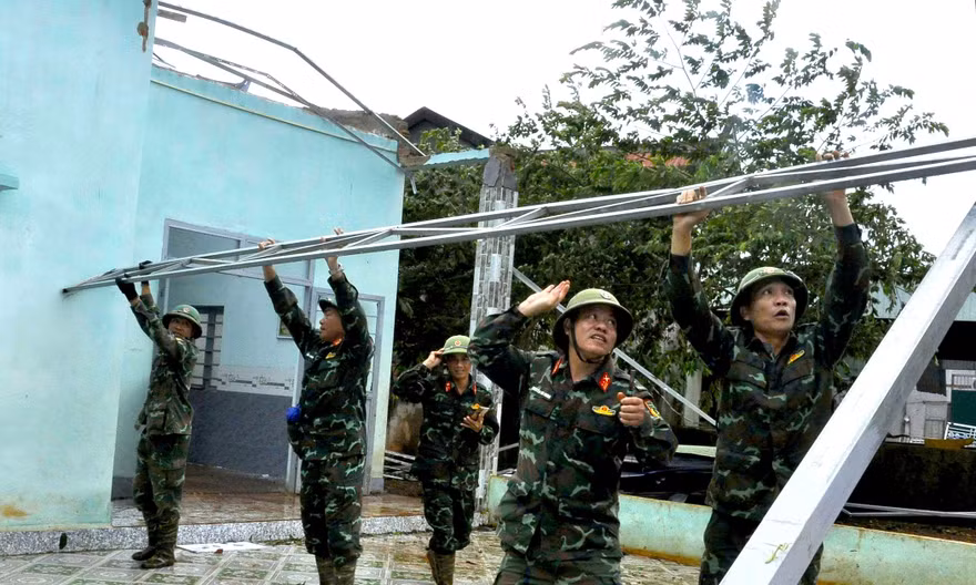 Bộ đội, công an sửa nhà giúp người dân vùng biên