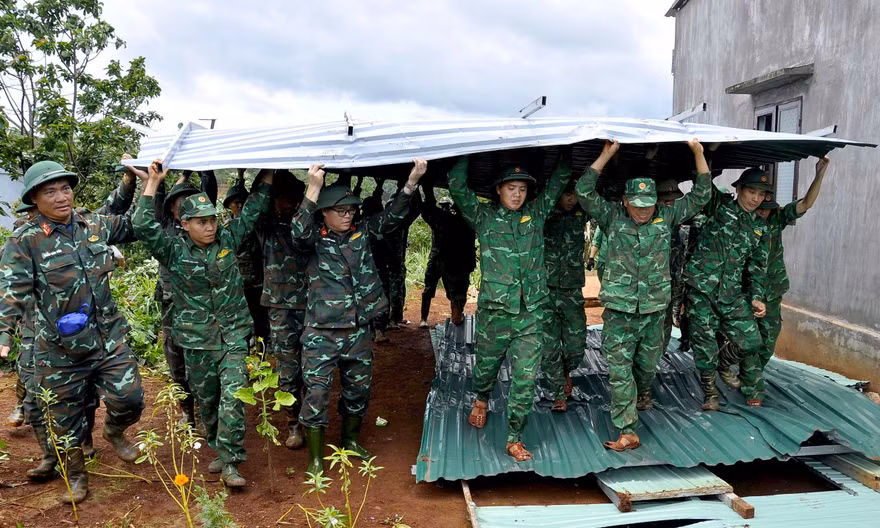 Bộ đội, công an sửa nhà giúp người dân vùng biên