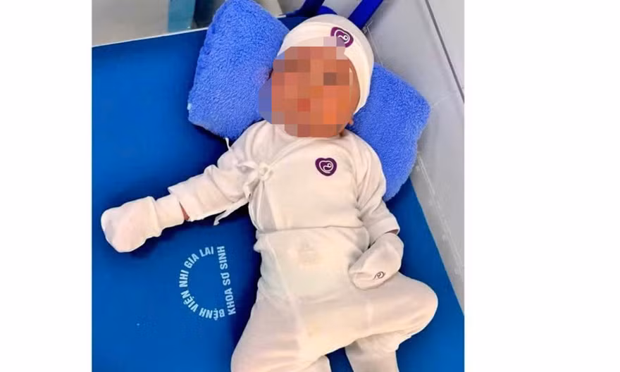 Phát hiện bé trai sơ sinh trong túi nilon 