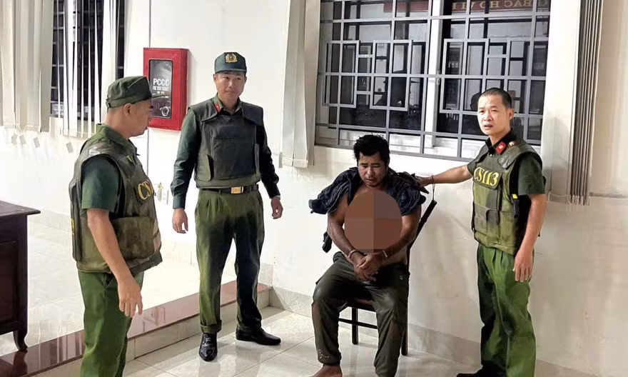 Người đàn ông đánh mẹ ruột, tấn công cảnh sát 113