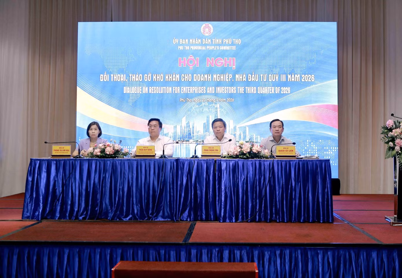 chu-tich-ubnd-tinh-tran-duy-dong-va-cac-pho-chu-tich-ubnd-tinh-phan-trong-tan-quach-tat-liem-phung-thi-kim-nga-dieu-hanh-hoi-nghi-doi-thoai.jpg