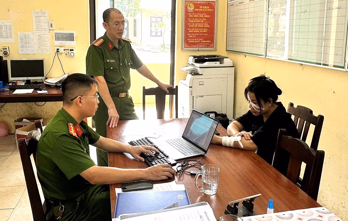 cong-an-xa-yen-lap-lam-viec-voi-doi-tuong-hoang-thi-huong.jpg