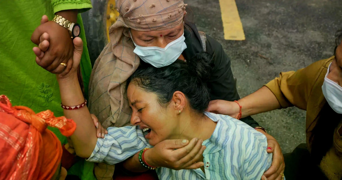 Cái chạm tay thay lời vĩnh biệt của người mẹ có con trai thiệt mạng vì lũ quét ở Nepal
