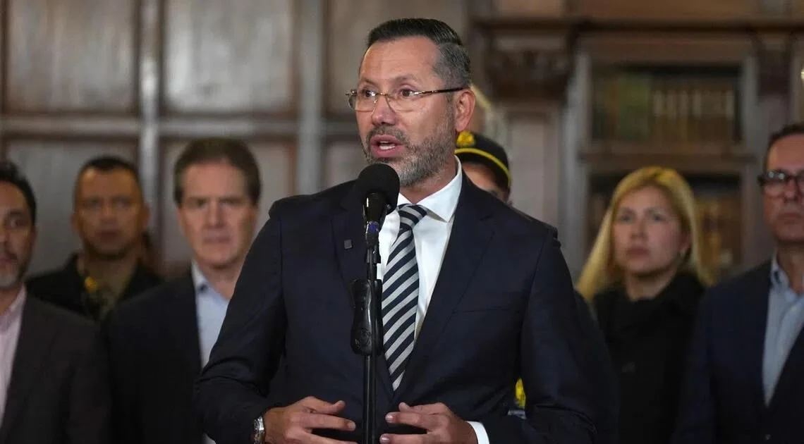 Bộ trưởng Colombia hứng chỉ trích vì đi tắm biển giữa lúc người dân vật lộn sau động đất