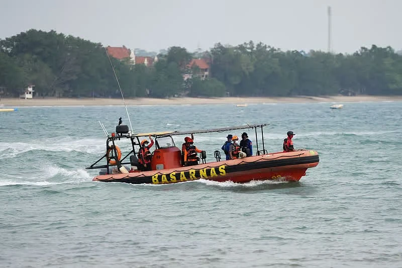 Tàu chở 243 người của Indonesia mất tích trên biển